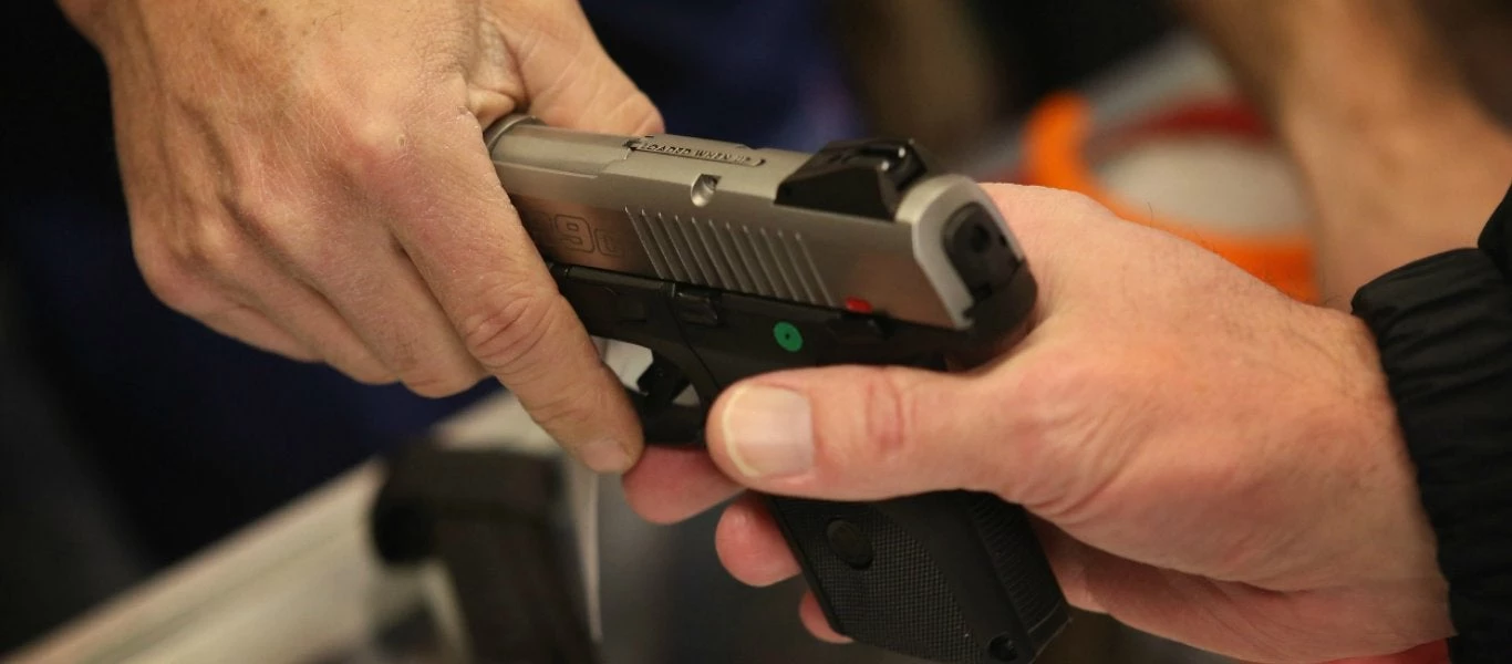 Κατακόρυφη πτώση στις πωλήσεις όπλων και περιστρόφων μετά το Παρκλαντ – 8,5 και 11,6% – Αντιδράσεις στις ΗΠΑ